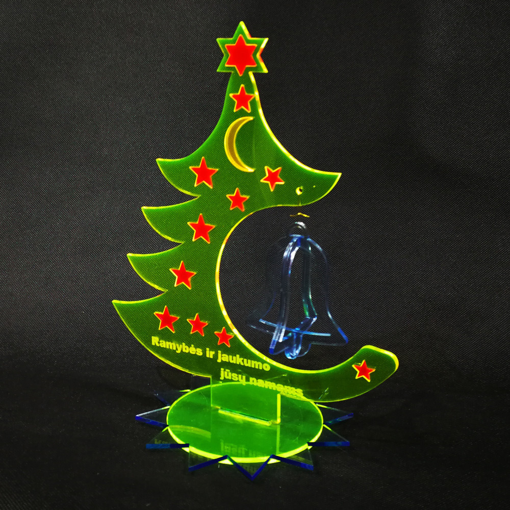 Kalėdinės eglutės imitacija su papuošimais