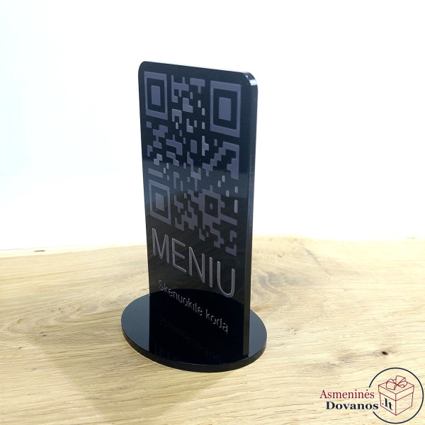Stovelis su graviruotu QR kodu