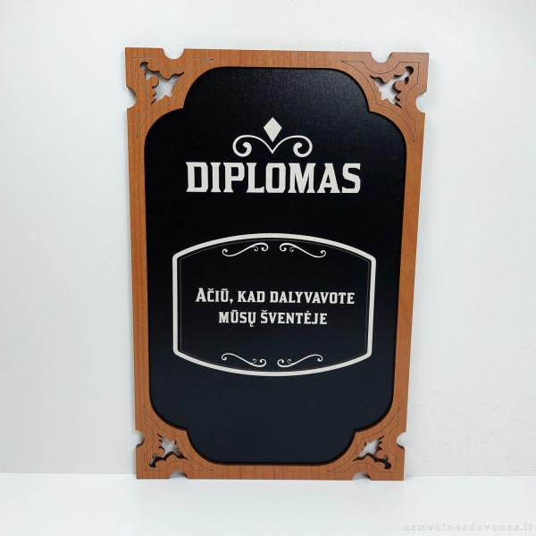 Graviruotas diplomas juodame fone. Graviruojamas įmonės logotipas