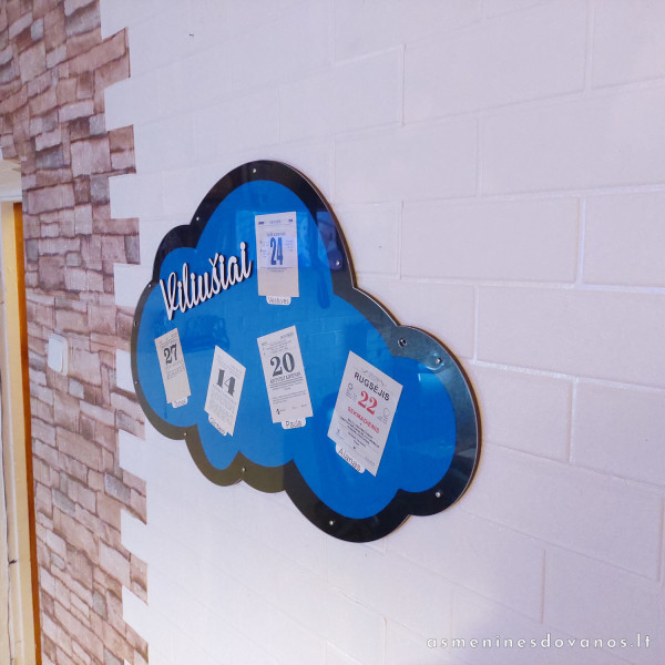 Rėmelis debesėlis, ant kurio užklijuoti kalendoriaus lapeliai su svarbiausiomis datomis