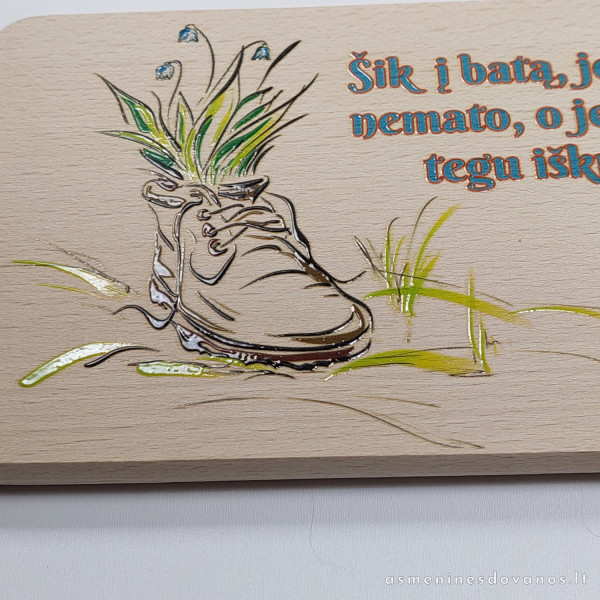 Pjaustymo lentelė, iš medienos, su spausdintu spalvotu užrašu, šeimos nariams.