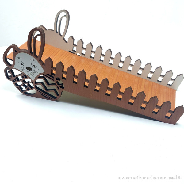 Lovelis velykinių margučių ridenimui. Dekoruotas lazeriu pjautu zuikučiu su kiaušiniais.