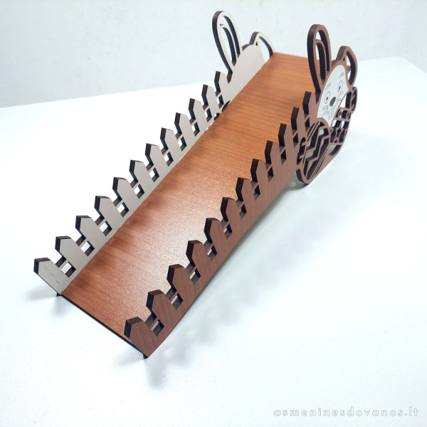 Lovelis velykinių margučių ridenimui. Dekoruotas lazeriu pjautu zuikučiu su kiaušiniais.