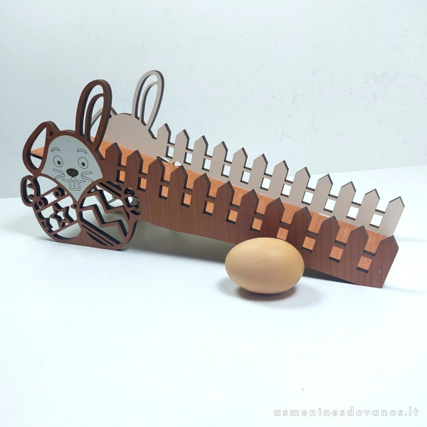 Lovelis velykinių margučių ridenimui. Dekoruotas lazeriu pjautu zuikučiu su kiaušiniais.