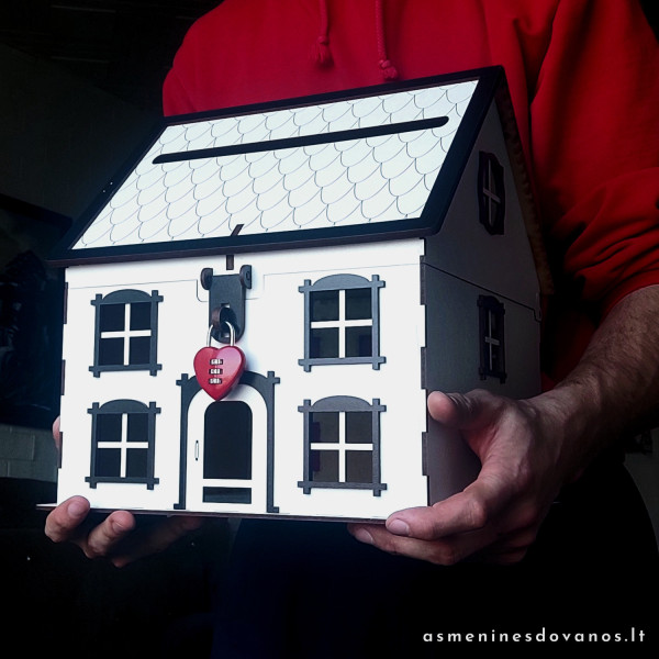 Dėžutė šventiniams vokeliams dėti. Išvaizdi su keičiamu tekstu. Dekoruota spynele