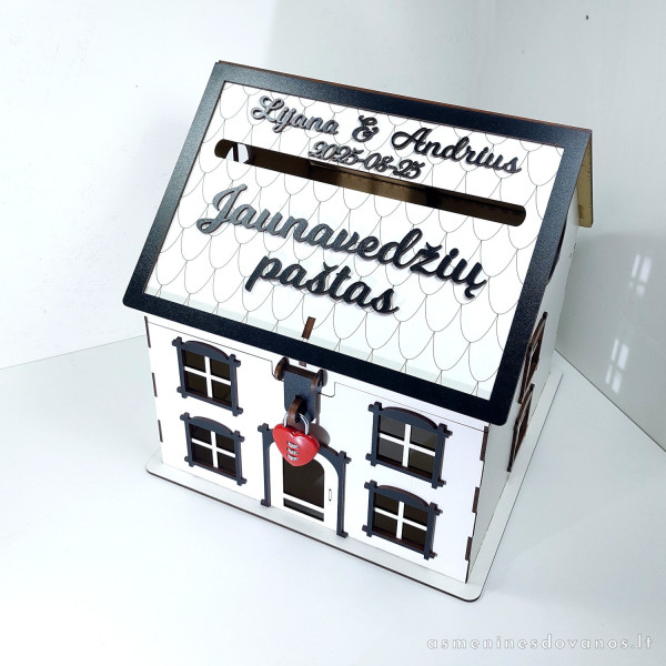 Dėžutė šventiniams vokeliams dėti. Išvaizdi su keičiamu tekstu. Dekoruota spynele
