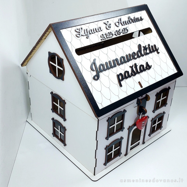 Dėžutė šventiniams vokeliams dėti. Išvaizdi su keičiamu tekstu. Dekoruota spynele