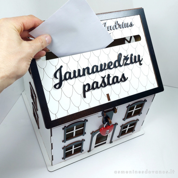 Dėžutė šventiniams vokeliams dėti. Išvaizdi su keičiamu tekstu. Dekoruota spynele