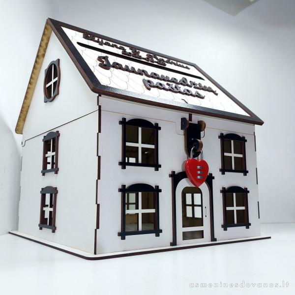 Dėžutė šventiniams vokeliams dėti. Išvaizdi su keičiamu tekstu. Dekoruota spynele