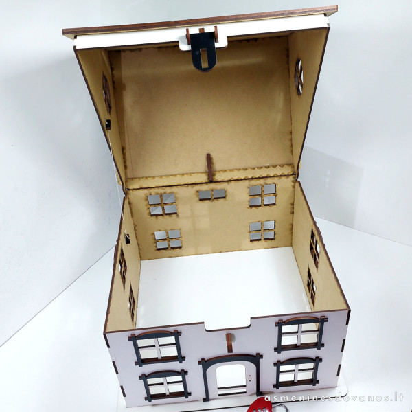 Dėžutė šventiniams vokeliams dėti. Išvaizdi su keičiamu tekstu. Dekoruota spynele