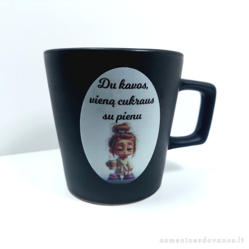 Puodelis su papuoštas animacija ir spausdintu kavos receptu. Puodelis su papuoštas animacija ir spausdintu kavos receptu.