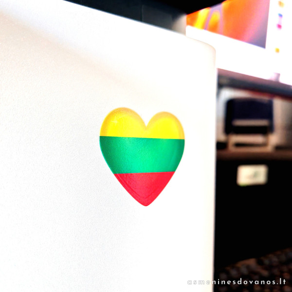Lipdukas padengtas laku. Stiprus, nesibraižo. Lietuvos trispalvė širdelės formos.