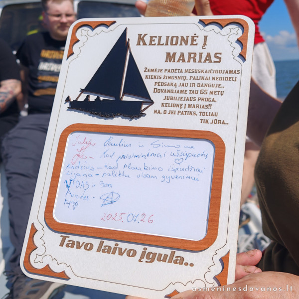 Stilingas dovanų kuponas dekoruotas burlaiviu. Puikiai tiks žmogui, kuriam norite padovanoti smagų pasiplaukiojimą laivu.