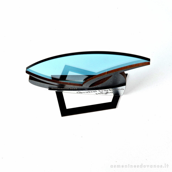 Apdovanojimas, burlaivis. Su graviruotu tekstu ant aukso arba sidabro spalvos plokštelės. Apdovanojimas byrės formos.