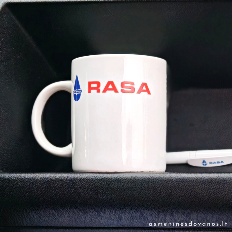 Puodelis su įmonės logotipu, spausdinamas spausdintuvu UV. Puodelis su įmonės logotipu, spausdinamas spausdintuvu UV.