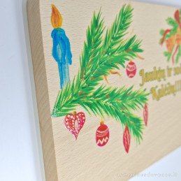 Pjaustymo lentelė, iš medienos, spausdinta eglės šaka su papuošimais. Kalėdų proga.