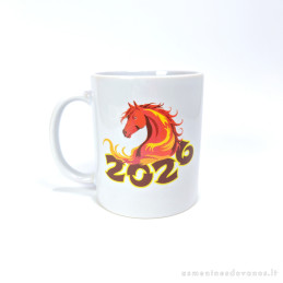 Puodelis su ugninio arklio metų atvaizdu ir tematika.