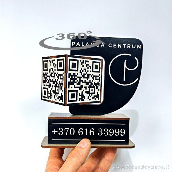 Stovelis - vizitinė su graviruotu QR kodu, ant stovelio graviruojami įmonės duomenys ir logotipas