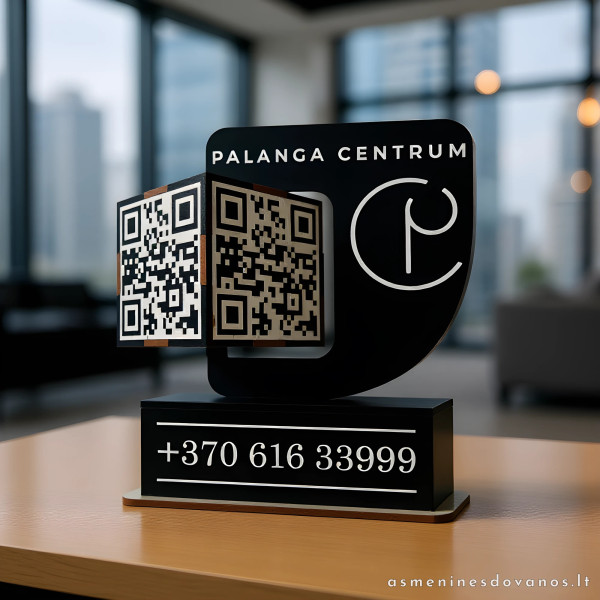 Stovelis - vizitinė su graviruotu QR kodu, ant stovelio graviruojami įmonės duomenys ir logotipas