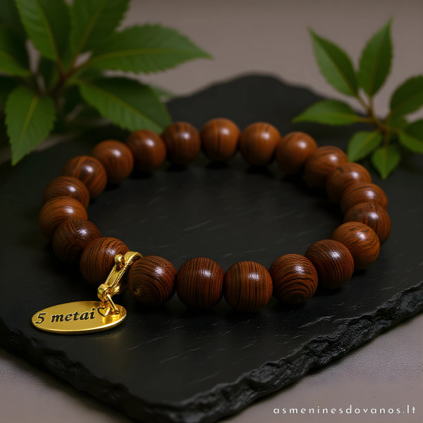 Graviruota apyrankė pagaminta iš natūralaus medžio rutuliukų.