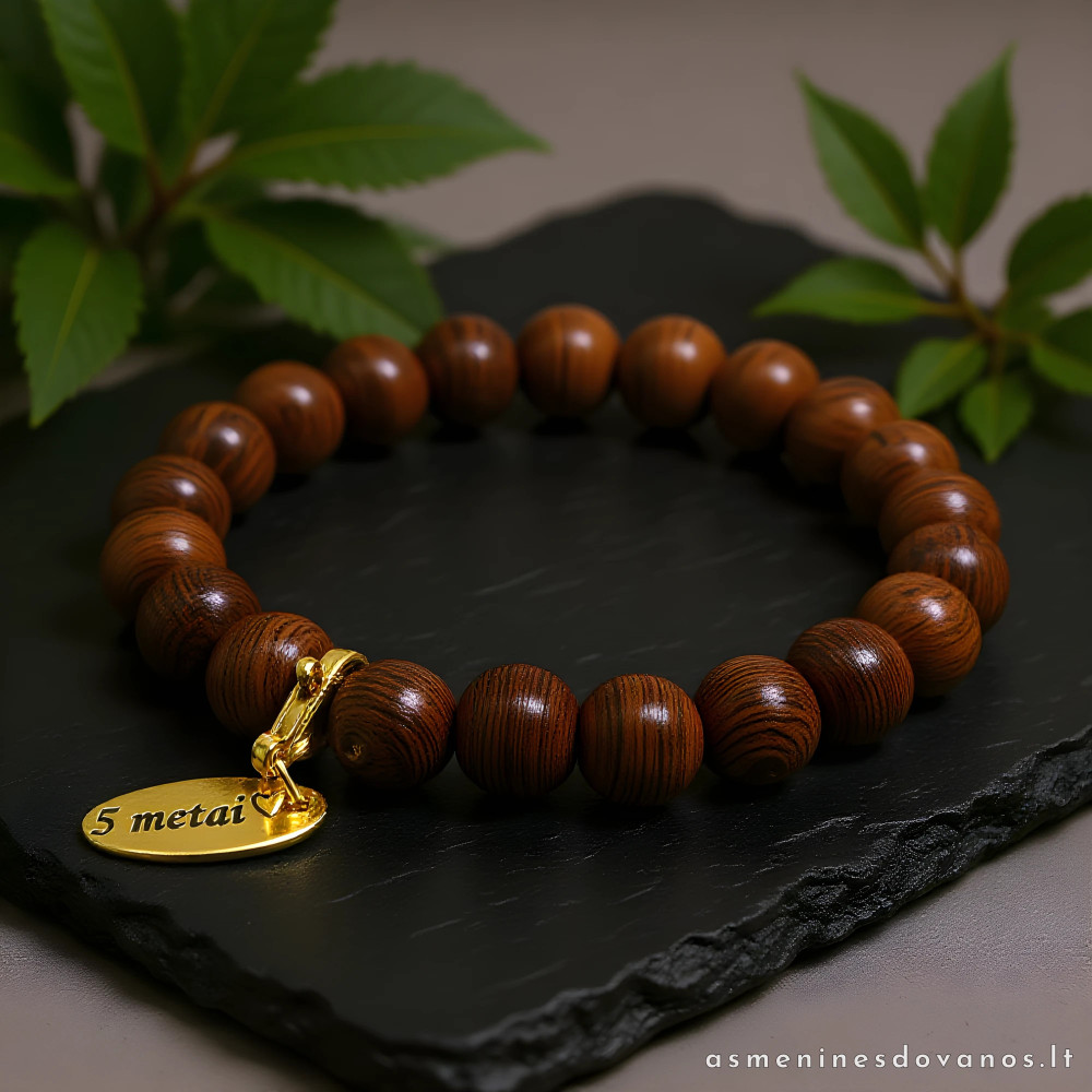 Graviruota apyrankė pagaminta iš natūralaus medžio rutuliukų.