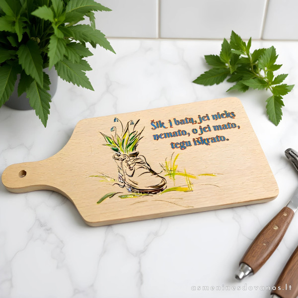 Pjaustymo lentelė, iš medienos, su spausdintu spalvotu užrašu, šeimos nariams.