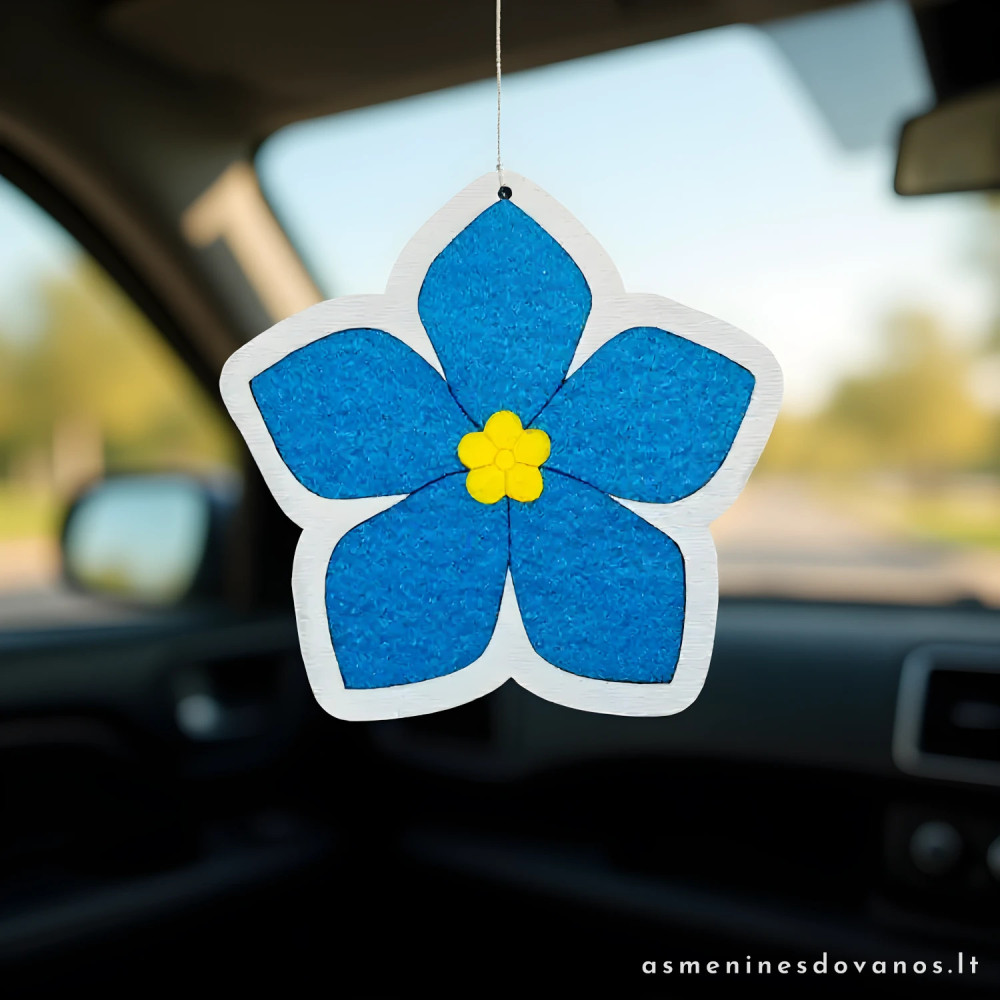 Kvapas automobiliui su neužmirštuolė. Kvėpinta su eteriniu aliejumi, graviruojamas, gėlės formos.