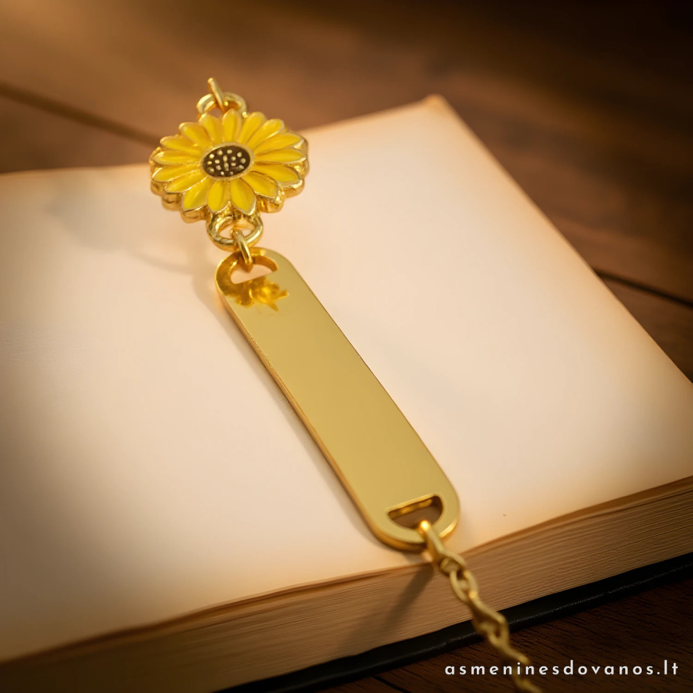 Graviruota pinta apyrankė, dekoruota saulėgrąža ir plokštele.