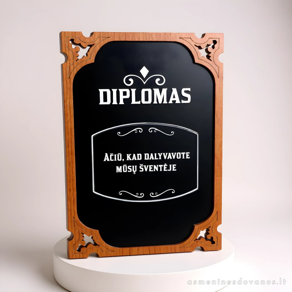 Graviruotas diplomas juodame fone. Graviruojamas įmonės logotipas