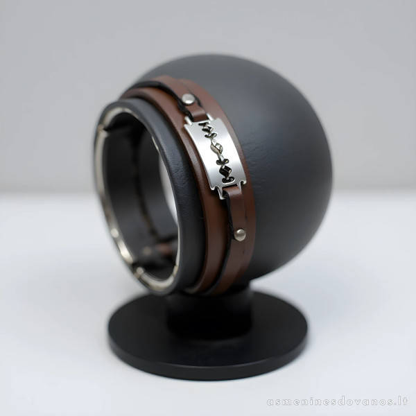 Graviruota apyrankė odinė, dekoruota nerūdijančio plieno peiliuku.