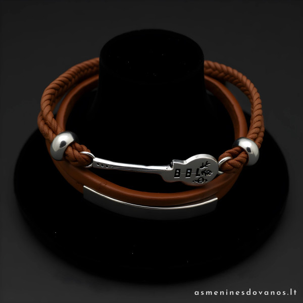 Graviruota apyrankė odinė, dekoruota nerūdijančio pliene gitara.