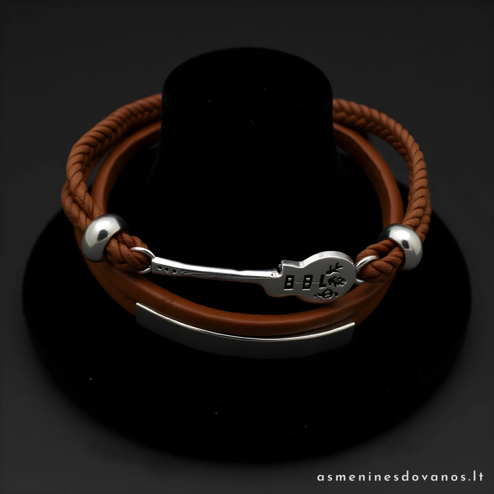 Graviruota apyrankė odinė, dekoruota nerūdijančio pliene gitara.