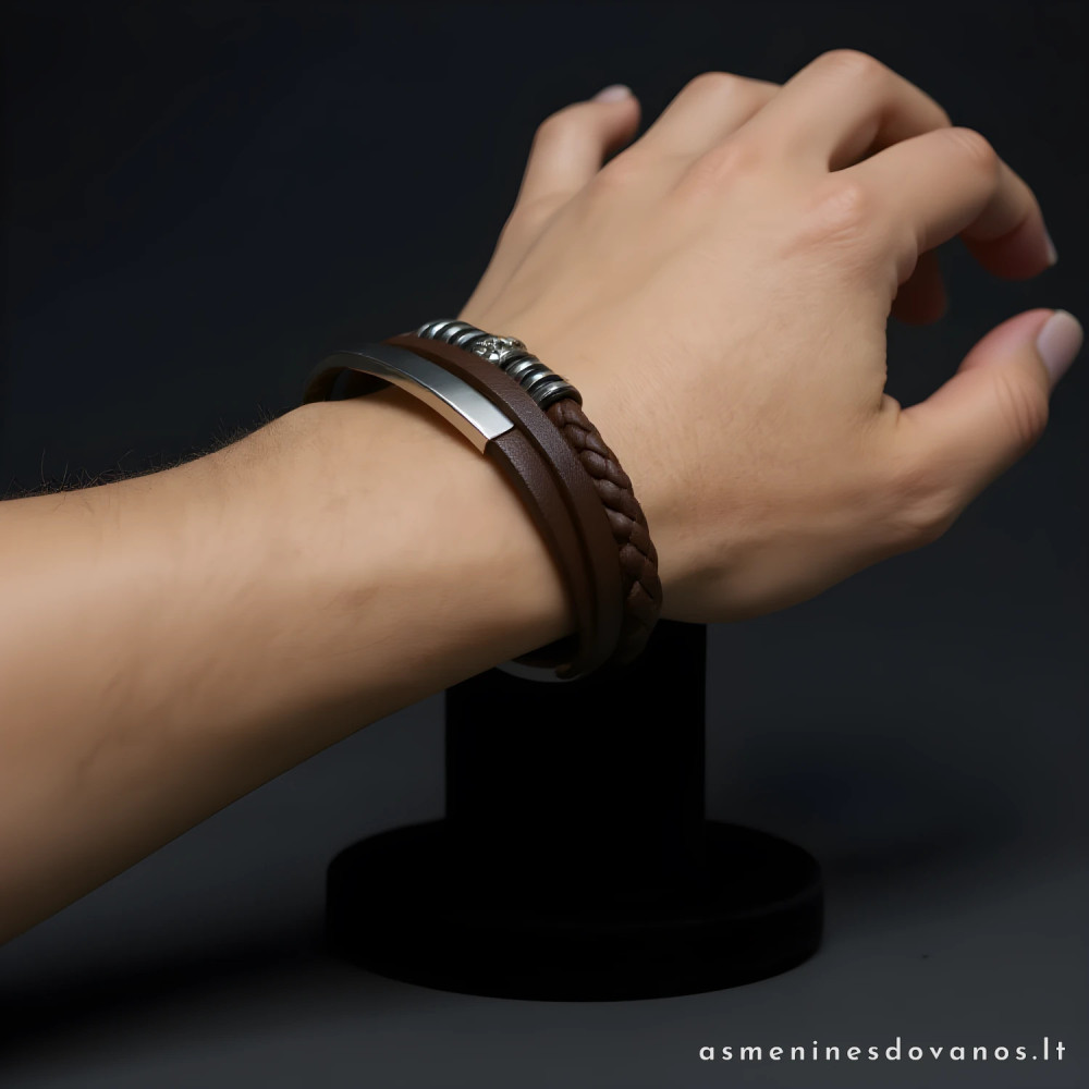 Graviruota pinta apyrankė, dekoruota metaliniai papuošimais..