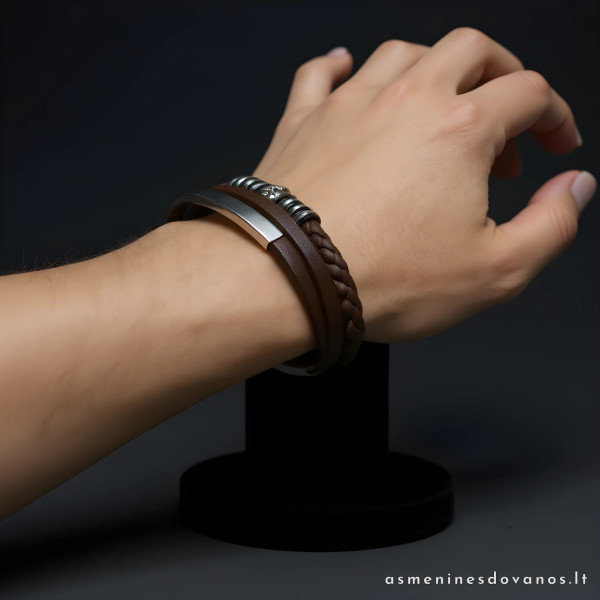 Graviruota pinta apyrankė, dekoruota metaliniai papuošimais..