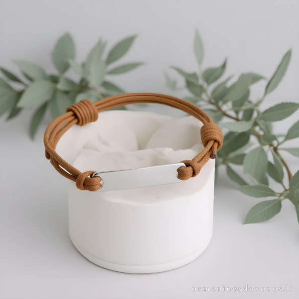 Apyrankė aukso spalvos, graviruota su odinėmis juostelėmis