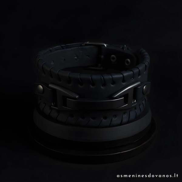 Graviruota apyrankė pagaminta iš plačios odinės juostelė, dekoruota.