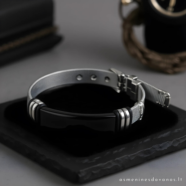 Graviruota pinta apyrankė, kaustyta nerūdijančio plieno plokštele.