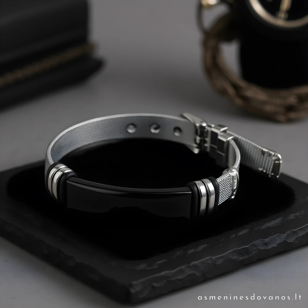 Graviruota pinta apyrankė, kaustyta nerūdijančio plieno plokštele.