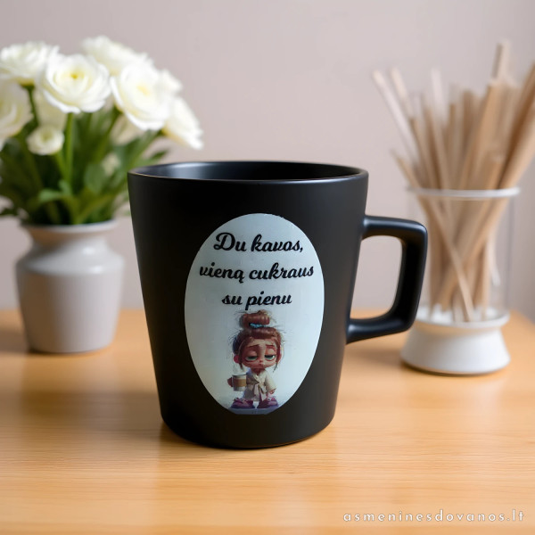 Puodelis su papuoštas animacija ir spausdintu kavos receptu.