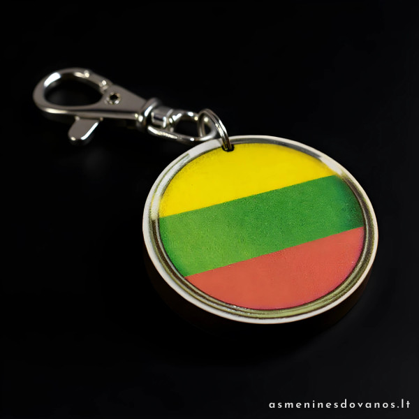 Pakabukas prie raktų, apvalus su Lietuvos trispalve ir graviruotu tekstu kitoje pusėje su karabinu.