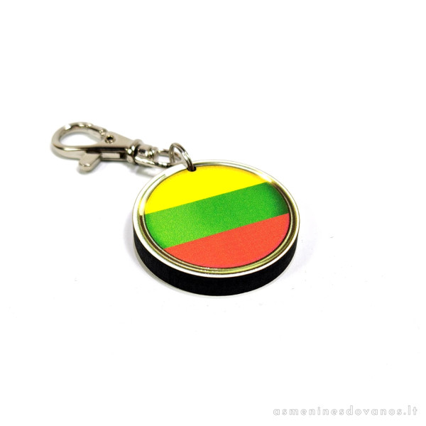 Pakabukas prie raktų, apvalus su Lietuvos trispalve ir graviruotu tekstu kitoje pusėje su karabinu.