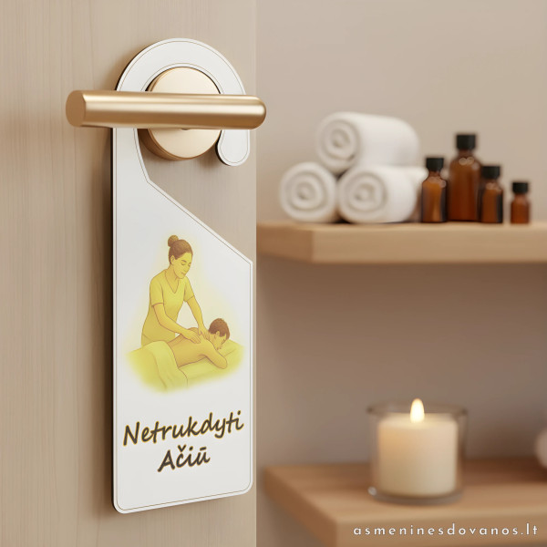 Informacinė lentelė kabinama ant durų rankenos, tylos vyksta masažo terapija.