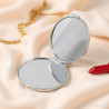 Metalinis graviruotas makiažo veidrodėlis. Galima laikyti rankinėje.