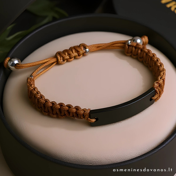 Graviruota pinta apyrankė, kaustyta nerūdijančio plieno plokštele.