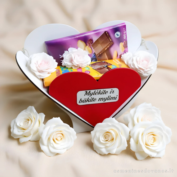 Krepšelis širdies formos, su graviruotu tekstus tiks Valentino dienai.