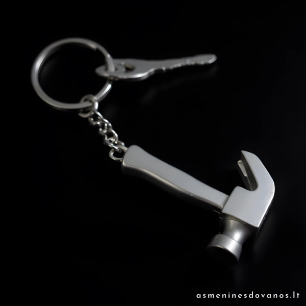 Raktų pakabukas plaktukas, su graviruotu tekstu. Metalinis.