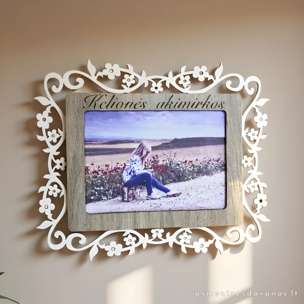 Nuotraukos rėmelis papuoštas lazeriu pjaustytais gėlių ornamentais