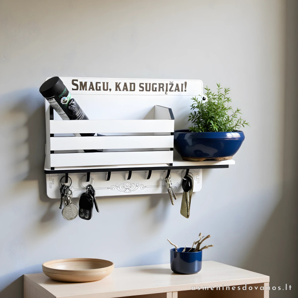 Raktų kabykla su tvirta lentynėle ir graviruotu tekstu. Pagaminta MDF.