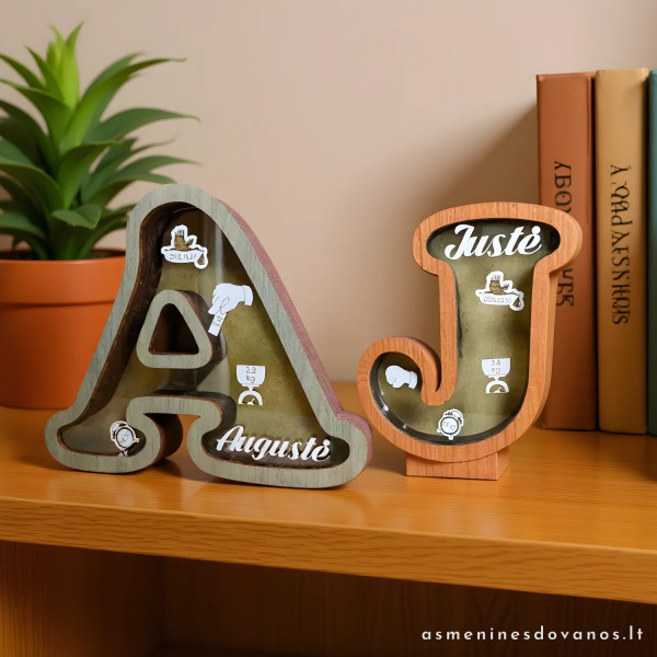 Taupyklė  raidė. Taupyklė su graviruotais gimimo skaičiais, metrikas.