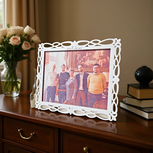 Sublimuota nuotrauka su rėmeliu ant balto paviršiaus. Ir graviruotu